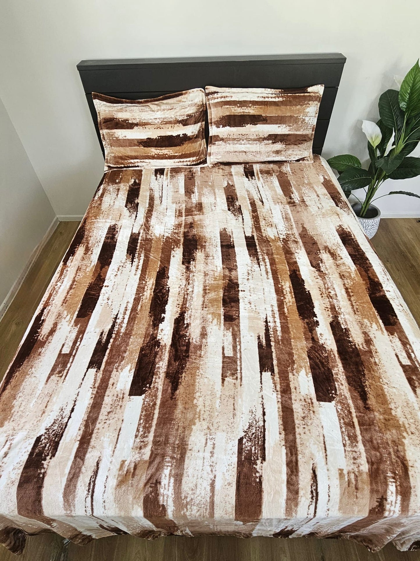 Gorgeous brown, beige and white abstract brushstroke stripe Super King Size Warm Winter Bedsheet Set 275x255 cm with 2 Pillow Covers – Ultra Soft, Dust Resistant & Easy Wash Bedding.