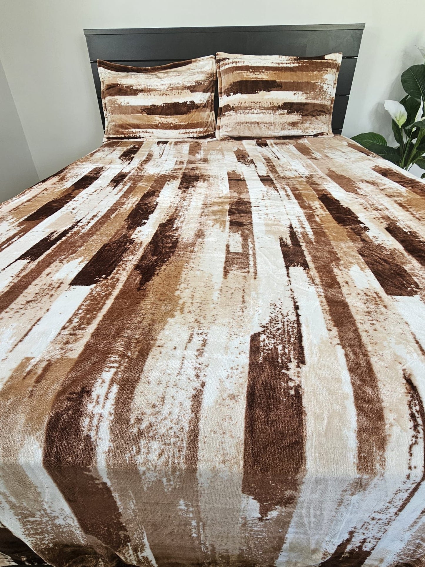 Gorgeous brown, beige and white abstract brushstroke stripe Super King Size Warm  Winter Bedsheet Set 275x255 cm with 2 Pillow Covers – Ultra Soft, Dust Resistant & Easy Wash Bedding.