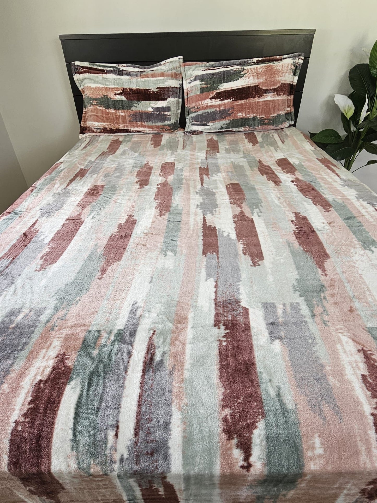Gorgeous dusty rose, burgundy and sage green brushstroke Super King Size Warm Winter Bedsheet Set 275x255 cm with 2 Pillow Covers – Ultra Soft, Dust Resistant & Easy Wash Bedding